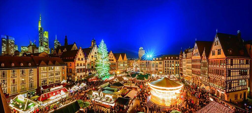 德國法蘭克福聖誕市集自1393年以來每年都會在廣場設立大型聖誕樹，已經是德國最歷史悠久的聖誕市集。（圖／shutterstock）