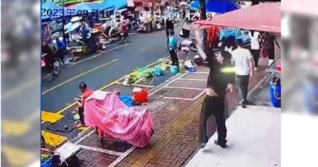 男子的举动，引来路人侧目。（图／翻摄自微博）