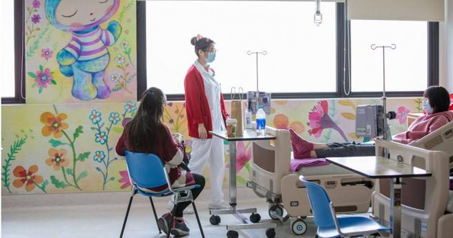 商用保险包括实支实付住院医疗险等理赔案件中，「非必要性住院」是一项很大的争执点。图为新北市立土城医院为了减轻癌症病友身心灵负担，彩绘医院化疗空间。（示意图／报系资料）