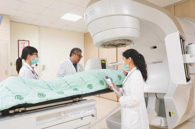 癌症患者接受标靶药物等疗效愈来愈加显现，逐渐成为健保癌症花费较多项目之一，但非每项标靶治疗都纳入健保给付范围。图为亚大医院放射肿瘤科。（示意图／报系资料照）