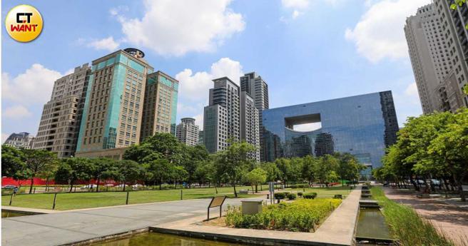 90年代台中七期刚完成重划时，不少地主租给特种行业或以汽车旅馆养地，如今市政府、台中国家歌剧院进驻后，也吸引盖豪宅、商办。（图／CTWANT资料室）