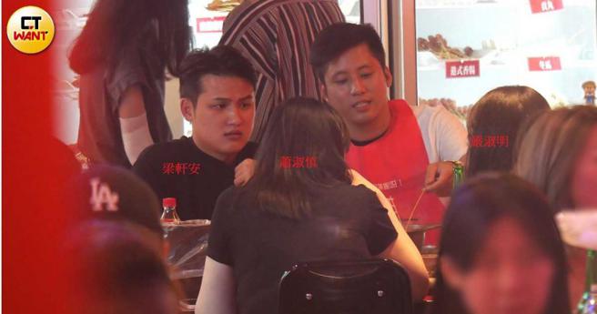 本刊直击萧淑慎与老公梁轩安、严淑明一同在火锅店嗑锅聚会。（图／本刊摄影组）