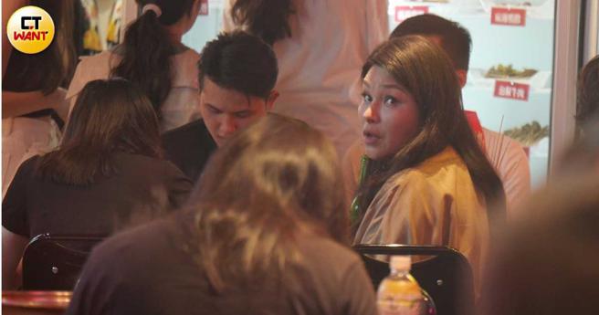 严淑明完全不在意艺人身分，坐在店内相当大方。（图／本刊摄影组）