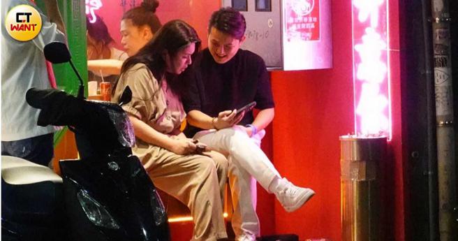 梁轩安不知给严淑明看了手机里的什么内容，两人笑得很开心。（图／本刊摄影组）