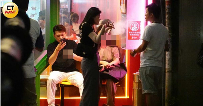 严淑明与梁轩安坐在店门外聊天。（图／聊天本刊摄影组）