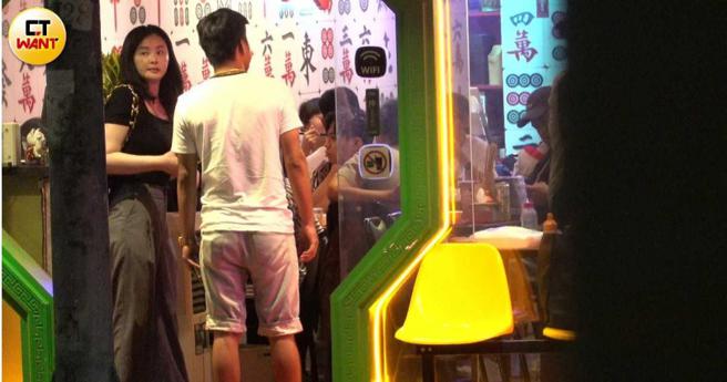 一直待在店内的萧淑慎终于步出店门外。（图／本刊摄影组）