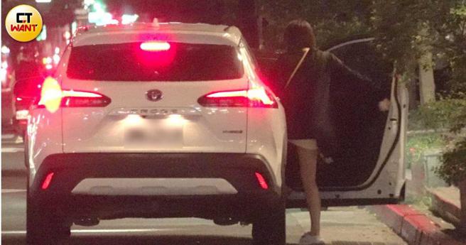 一台白车到捷运站，林可快速上车。（图／本刊摄影组）