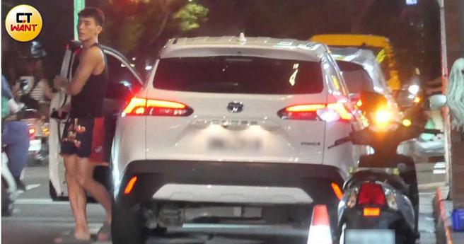 魏嘉豪将车停靠在路边停车，自己一人独自下车。（图／本刊摄影组）