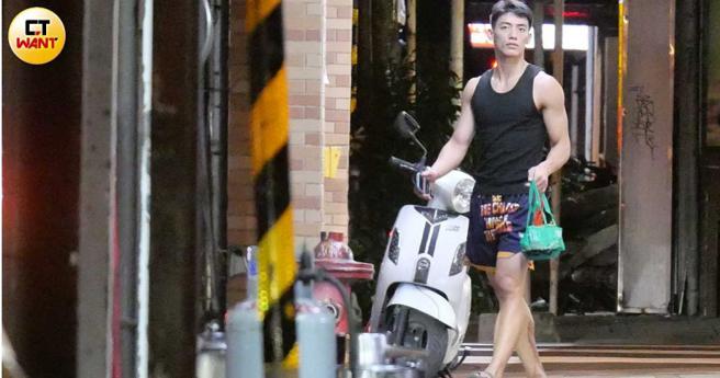 穿着背心露出精壮手臂的魏嘉豪手上拎着食物。（图／本刊摄影组）