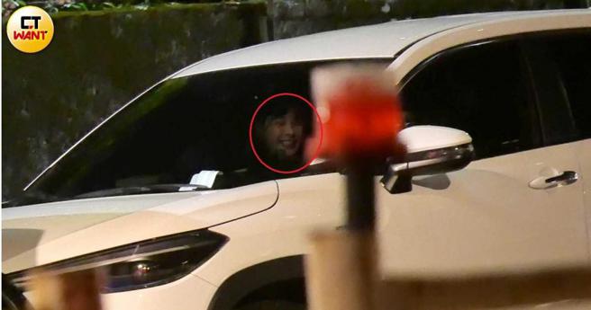 林可、魏嘉豪在车停妥后没有马上下车，先是在车里开心地聊天。（图／本刊摄影组）