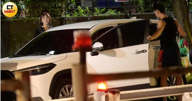 聊了好一会两人才一起下车。（图／本刊摄影组）