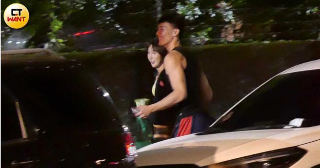 两人边散步边开心地聊着天，一路慢慢走回住家。（图／本刊摄影组）