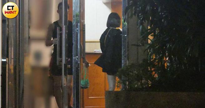 抵达住家后由魏嘉豪开门，看来此处是男方家。（图／本刊摄影组）