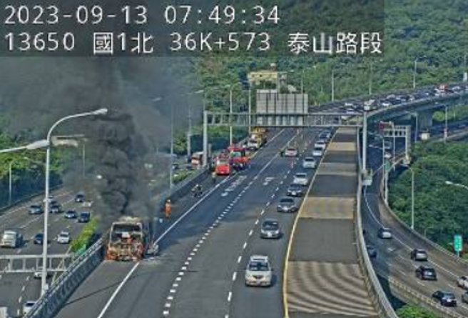 上班注意！国1北上泰山段「大客车火烧车」占用外路肩。(翻摄高速公路1968)
