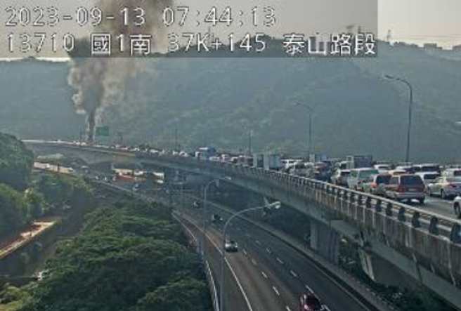 上班注意！国1北上泰山段「大客车火烧车」占用外路肩。(翻摄高速公路1968)