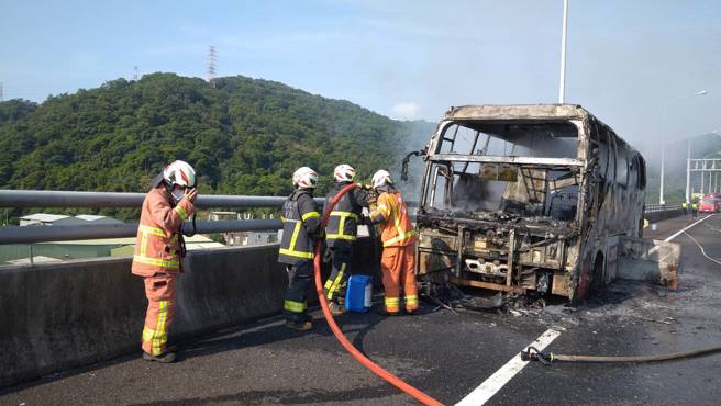 国道一号北向36.8公里发生游览车火烧车事故，新北消防局出动人车灌救。（翻摄画面）
