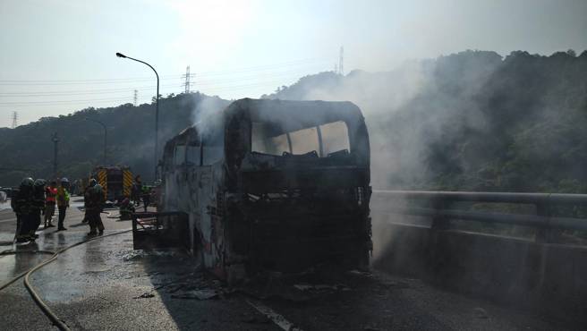 国道一号北向36.8公里发生游览车火烧车事故，新北消防局出动人车灌救。（翻摄画面）