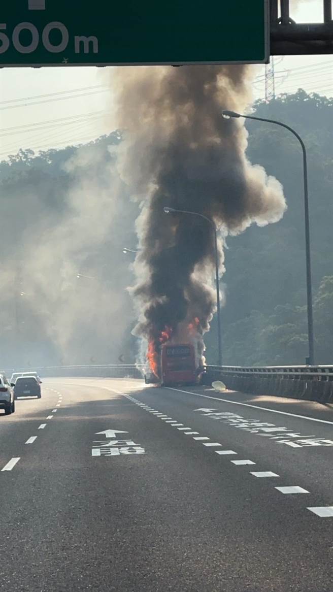 国道1号北上36.8公里，今天上午发生火烧车意外。（警方提供）