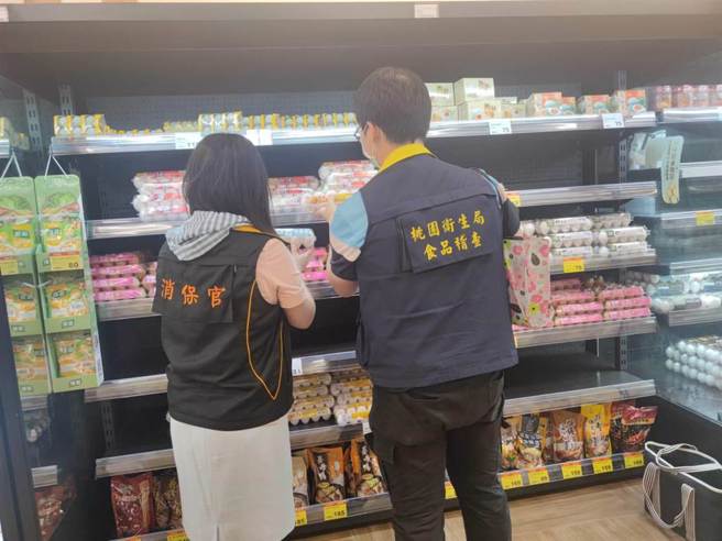 桃园市消防官和卫生局率全国之先，前往大卖场稽查，确认架上并无贩售台农进口蛋。（图／桃园市法务局提供）