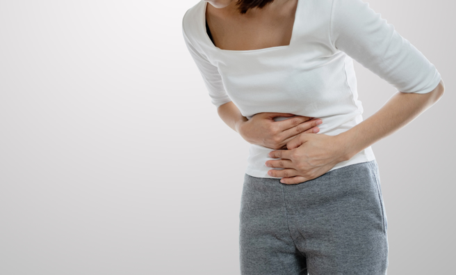 一名女子严重腹痛，医师按压女子肚子时，发现硬到像木板，研判有腹膜炎问题，转诊详细检查，确认是大肠癌第3期破裂。(示意图/ Shutterstock )