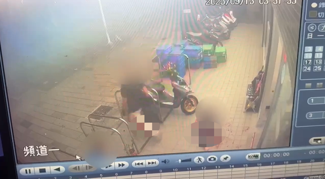 吴姓女子遭砍后浑身是血，躺在地上一动不动。（照片 / 刘咏韵翻摄）