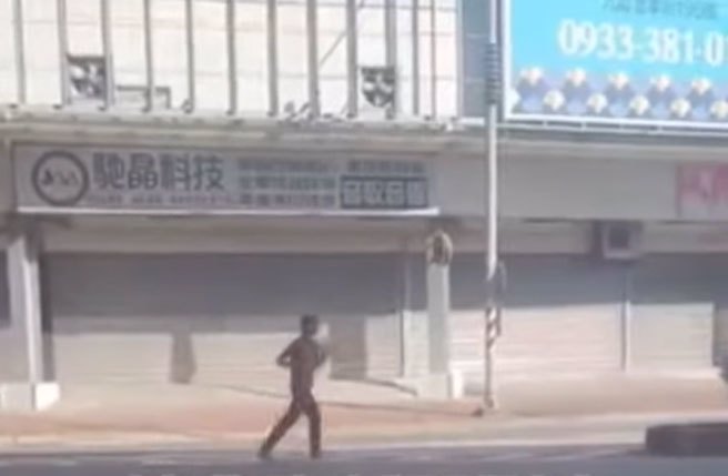 高雄市仁武区澄观路凤仁路口出现一名慢跑姊，将整个马路变成她的练习场。(影片翻拍)