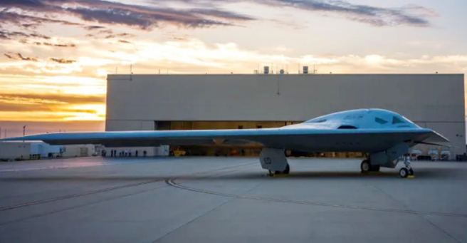 B-21战略隐形轰炸机罕见的户外新照。（美国空军）