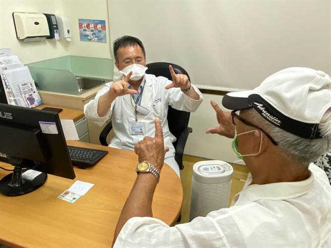 高雄市立大同醫院神經內科利用首創開發利用AI人工智慧演算法，通過3D照相機拍攝臉部照片，並透過眼球振動頻率來區分失智症患者。（高雄市立大同醫院提供／楊舒婷高雄傳真）