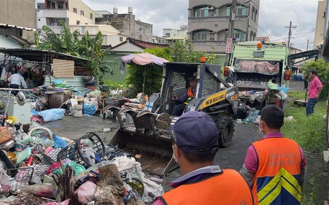 台南市政府环保局动员稽查疫情热区的环境孳清工作，今年至今已告发1148件，裁罚金额逾250万元。图为稽查脏乱点。（环保局提供／洪荣志台南传真）
