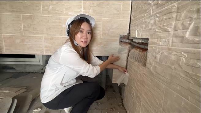 双号住户墙壁裂开且透风严重，让住户担忧结构问题。（台北市议员陈怡君提供／刘彦宜台北传真）