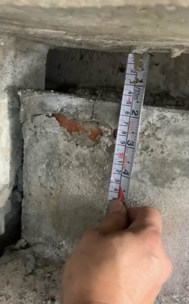 双号住户磁砖及楼梯龟裂及下陷情况严重，竟达近2公分。（台北市议员陈怡君提供／刘彦宜台北传真）