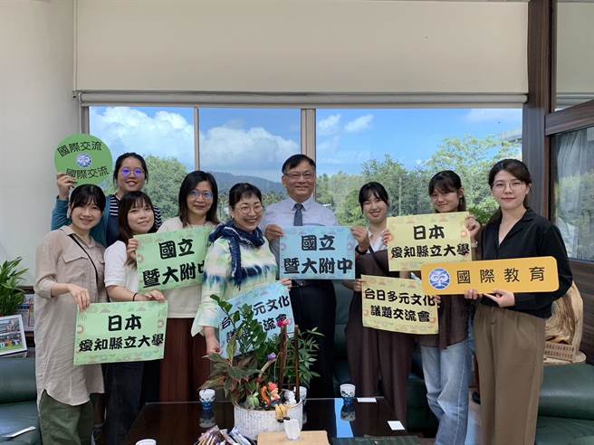 日本爱知县立大学外国语学部的教授东弘子率学生来台，与埔里镇暨大附中进行「台日多元文化议题交流会」。（暨大附中提供／杨静茹南投传真）