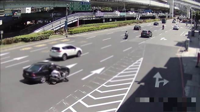 自小客车擦撞机车，骑士骨折送医。（民眾提供）
