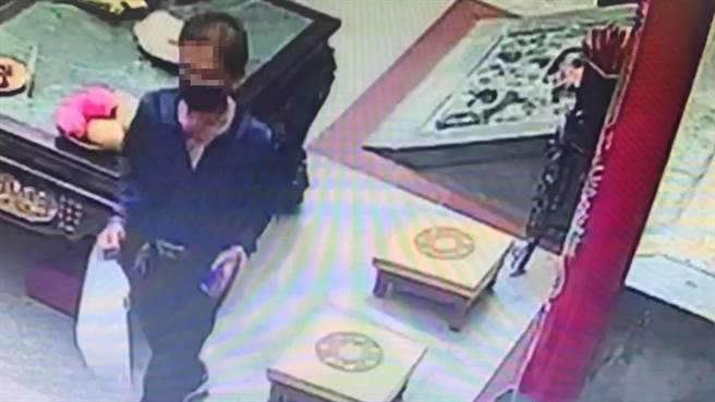 58岁邓男窃取桃园大庙景福宫神明身上15面金牌后廉价抛售。(翻摄照片／蔡依珍桃园传真)