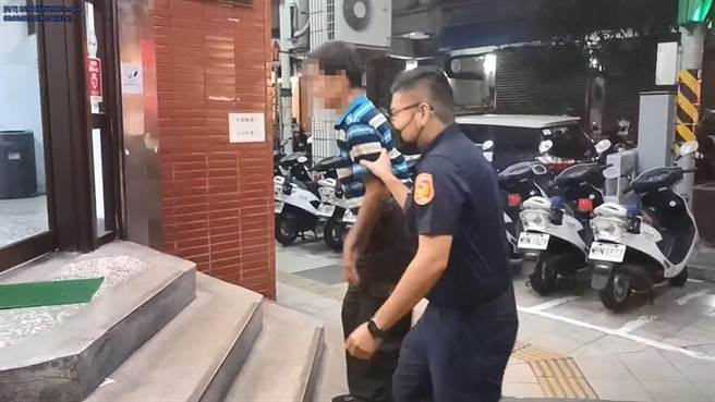 58岁邓男窃取桃园大庙景福宫神明身上15面金牌后廉价抛售。(翻摄照片／蔡依珍桃园传真)