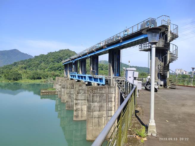 青潭堰上午发现浮尸，警方已在清查死者身分。（警方提供）