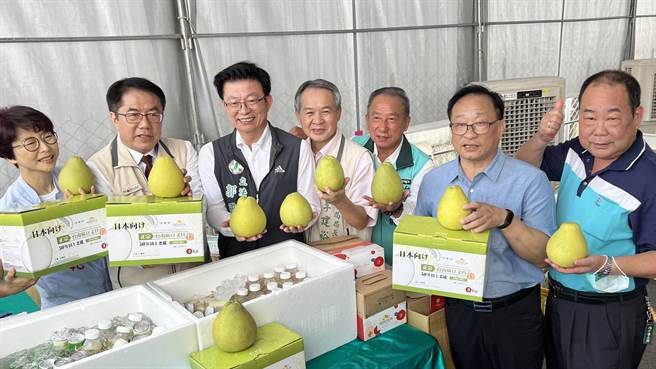 市长黄伟哲（左二）宣布优质台南文旦再度打开日本市场，期盼未来于日本再创热销佳绩。。（张毓翎摄）