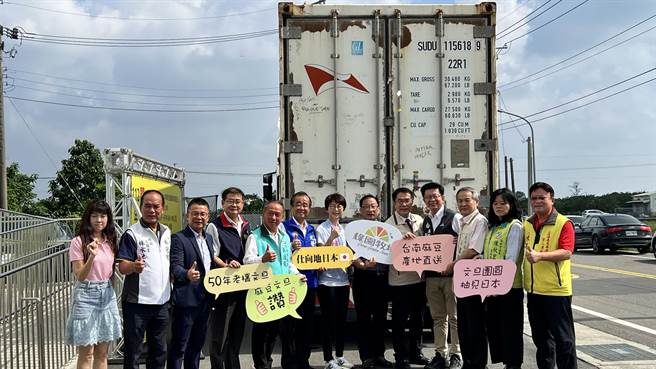 来自麻豆区的绿园牧场携手叶山株式会社，将陆续出口总计20公吨的文旦鲜果至日本大阪。（张毓翎摄）