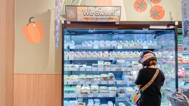 一名女子在全联超市的冷冻区，看到一盒16入319元的马卡龙，她买回家配咖啡吃，大讚「真的很有水准」。（图／示意图，记者杨雅婷摄影）