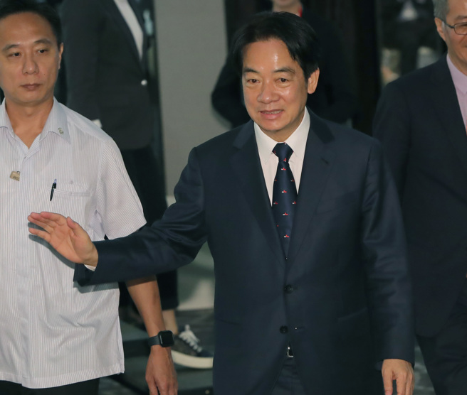 副总统赖清德13日出席2023今周刊财富管理银行暨证券评鑑颁奖典礼，颁赠奖项后随即离席，向现场的来宾挥手致意。 （郑任南摄）