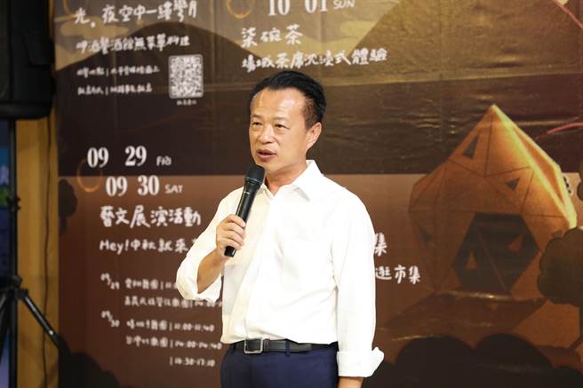 嘉义县长翁章梁说，太平老街空间充满文化感、艺术感，加上云梯和当地气候变化大，就算来过很多次，每次感受都不一样。（吕妍庭摄）