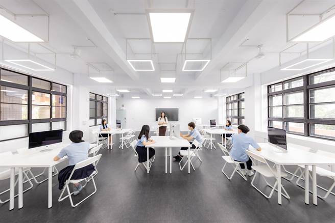 改造过后的教室明亮、充满科技感，很难想像原本是老旧阴暗的储藏室。（教育局提供）