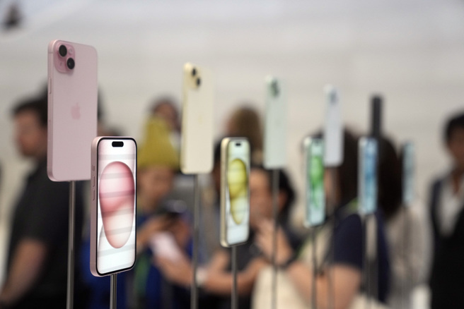 iPhone 15系列新机正式公开，价格、USB 2.0部份引发网友讨论。（图／路透社）
