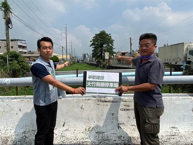 彰化县议员杨子贤（左）与竹中里长何则谕（右）期盼大竹排水沟能加盖后辟建为停车场。（杨子贤提供／孙英哲彰化传真）