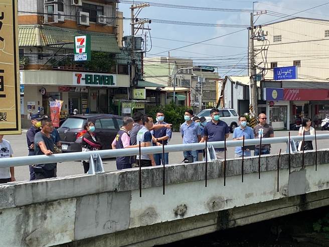 彰化县议员杨子贤建议将大竹排水沟加盖兴建路外停车场，今天邀集彰县府相关单位及警方会勘。（杨子贤提供／孙英哲彰化传真）