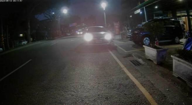 东势警方火速开道，将黄姓夫妻安全送抵医院。（警方提供）