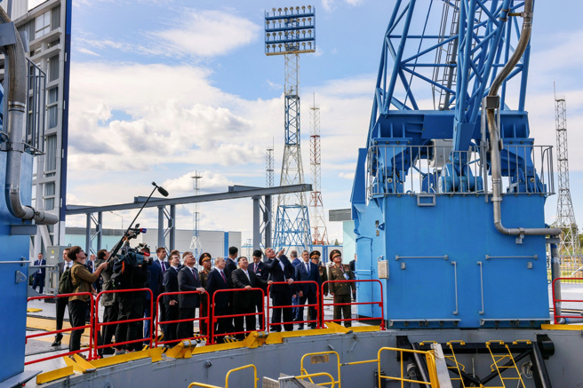 普丁在俄罗斯东方太空发射场接待金正恩，并向他展示发射场设施。（图／路透社）