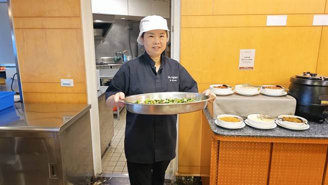 曾在印刷电路板产业工作30年的陈美华，走过婚变与丧亲之痛，参加桃竹苗分署西餐烹饪职训，结训后在饭店找到助厨工作，已稳定就业满3个月。（蔡明亘摄）