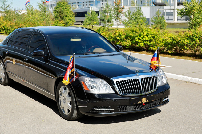 图为金正恩的车队13日抵达俄罗斯东方太空发射场。（图／路透社）