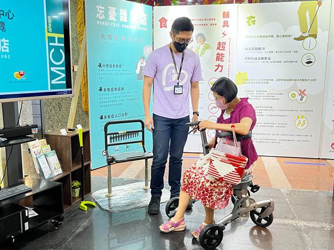 花莲县政府响应9月国际失智症月，即日起至12月在门诺医院办理失智症辅具展览，吸引民眾前往认识与了解。（罗亦晽摄）